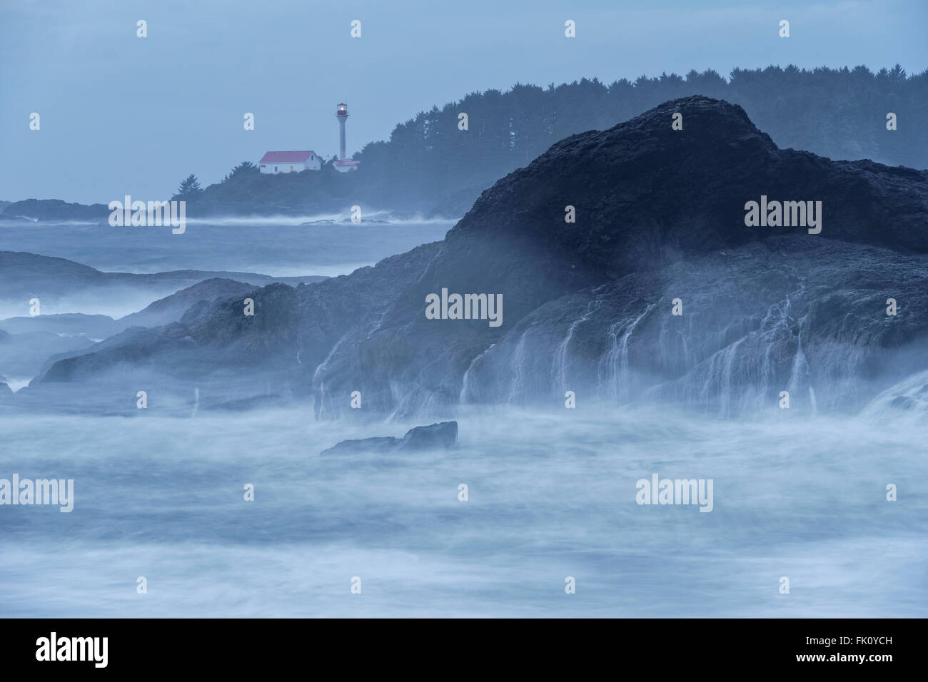 Lennard Island Lighthouse mares tormentosos, Tofino, British Columbia, Canadá Foto de stock
