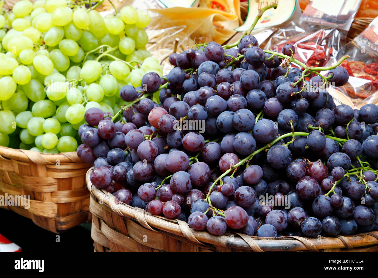 Cestas de uvas en un mercado Fotografía de stock - Alamy