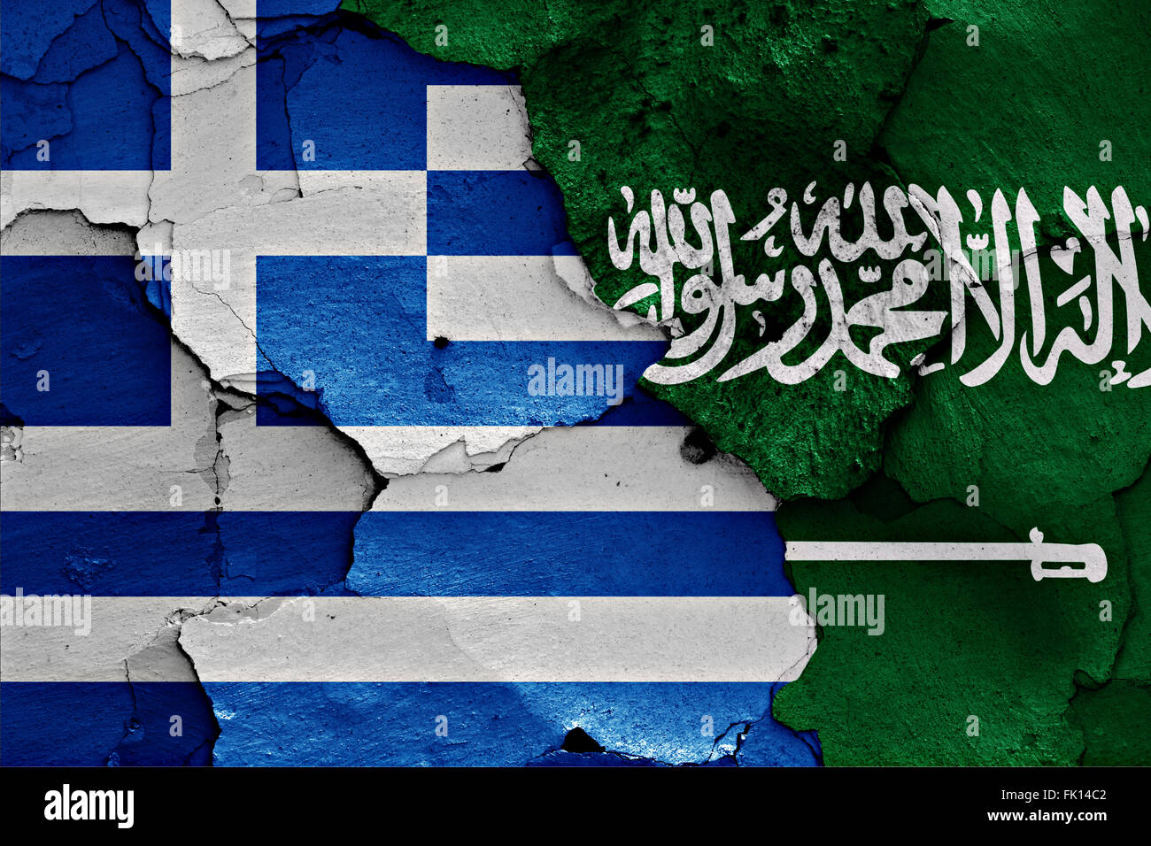 Banderas de Grecia y Arabia Saudita pintados en la pared agrietada Foto de stock