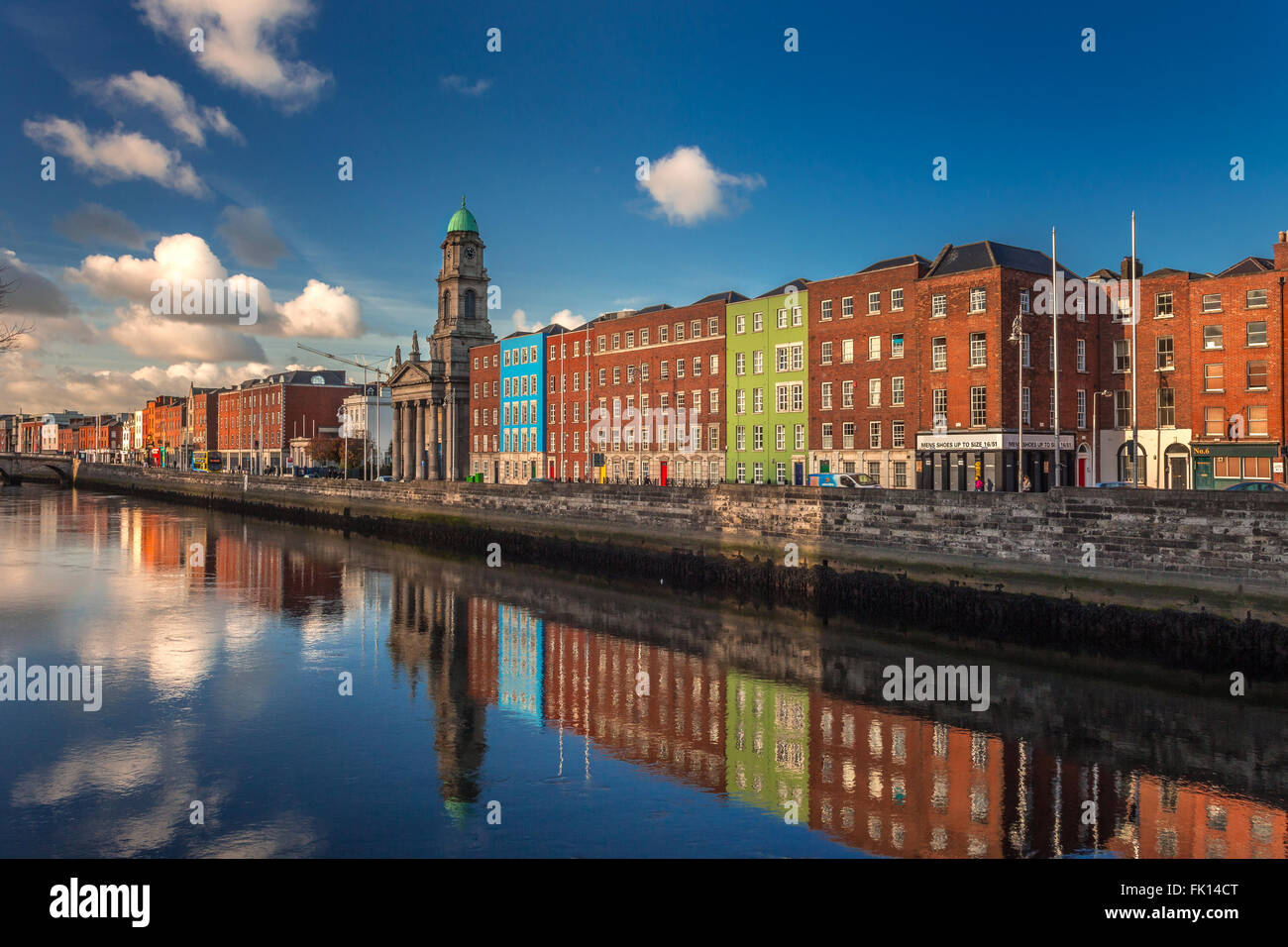 El río Liffey, en Dublín, Irlanda Foto de stock