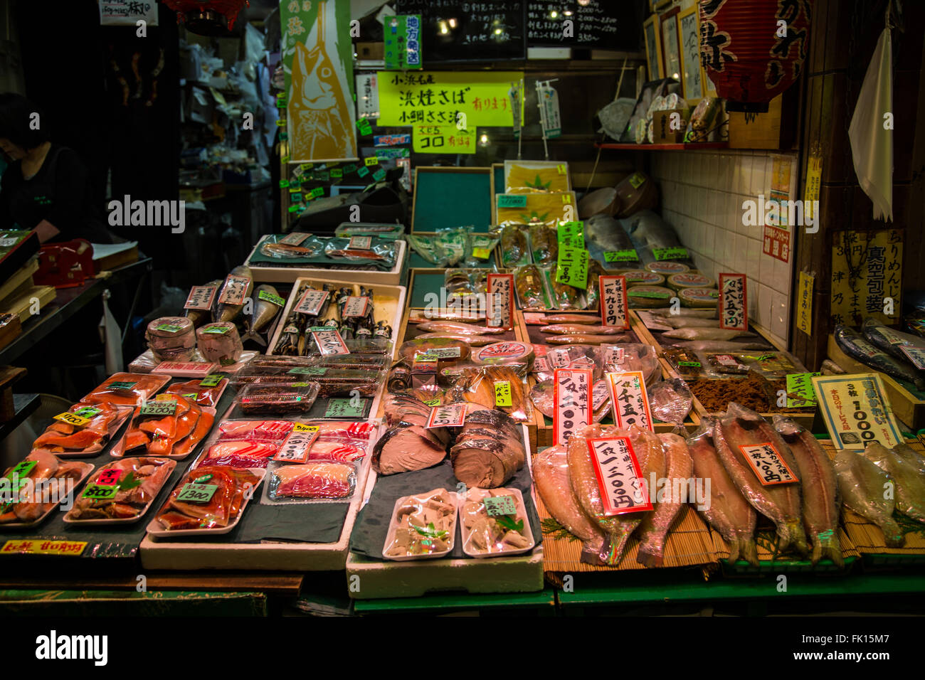 En la pantalla de pescado fresco en el mercado de Nishiki en Kyoto, Japón. Foto de stock