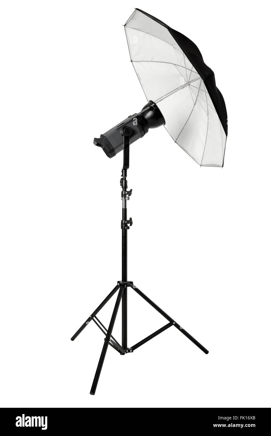 Studio flash con sombrilla y permanecer en blanco, trazado de recorte Foto de stock