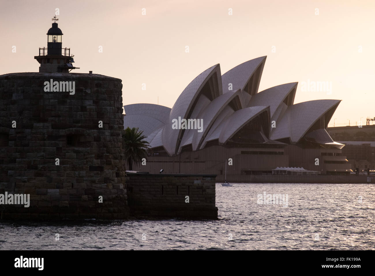 Fort Denison y Sydney Opera House en luz del atardecer de verano Foto de stock