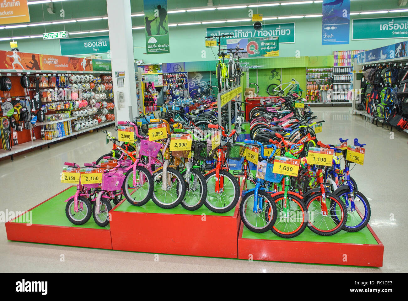 Bicicletas para niños en un supermercado Fotografía de stock - Alamy