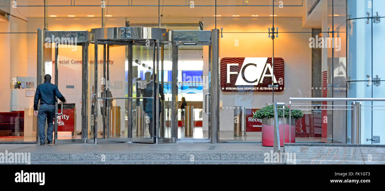 La Autoridad de Conducta Financiera de FCA London tiene la entrada de las oficinas centrales de Canary Wharf London, anteriormente la FSA de la Autoridad de Servicios Financieros Foto de stock