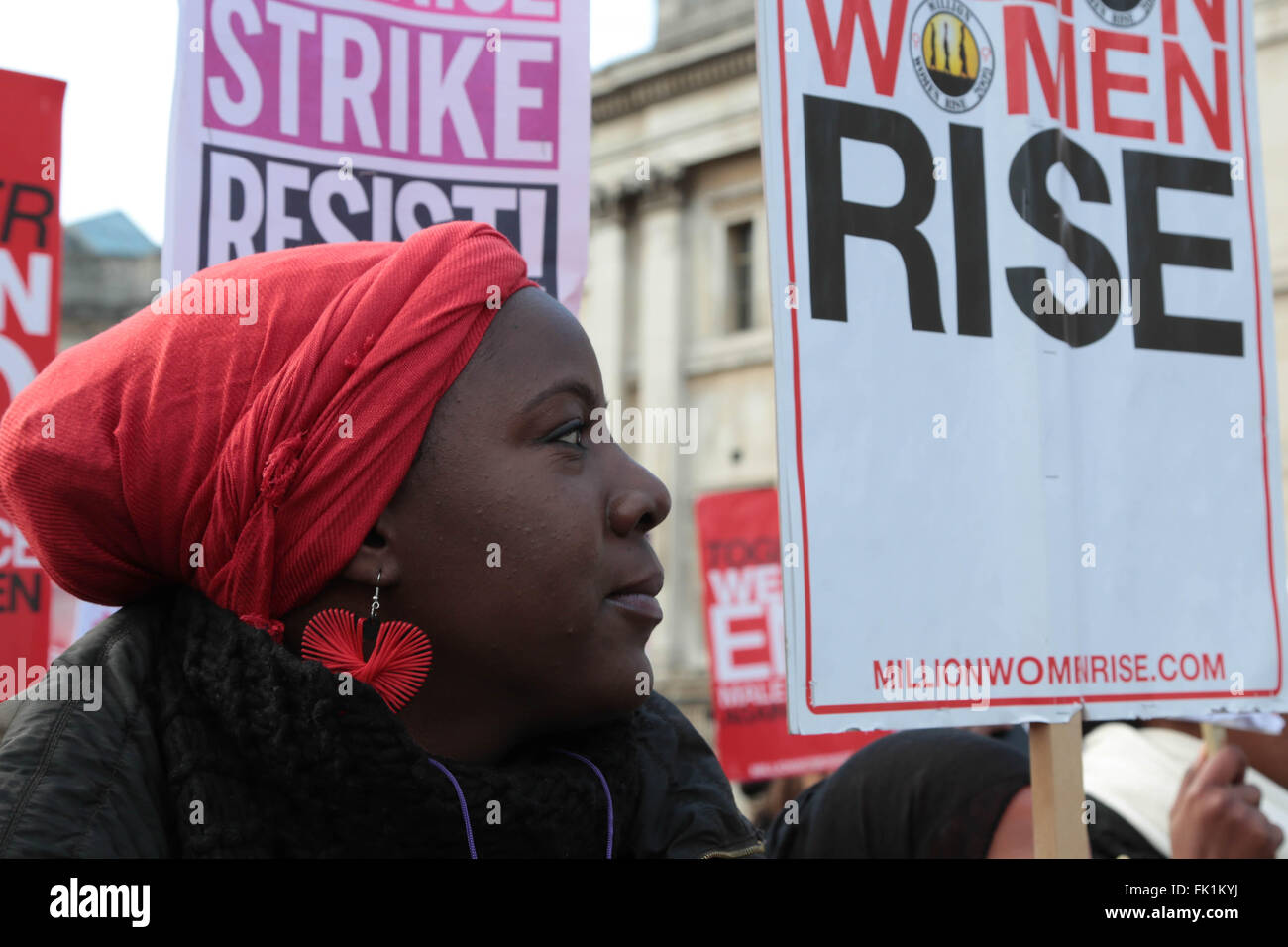 Londres, Reino Unido. 5 de marzo de 2016. Las mujeres sostienen la pancarta,s como miles de marzo a través de Londres para poner fin a la violencia de los hombres contra las mujeres. Crédito: Thabo Jaiyesimi/Alamy Live News Foto de stock