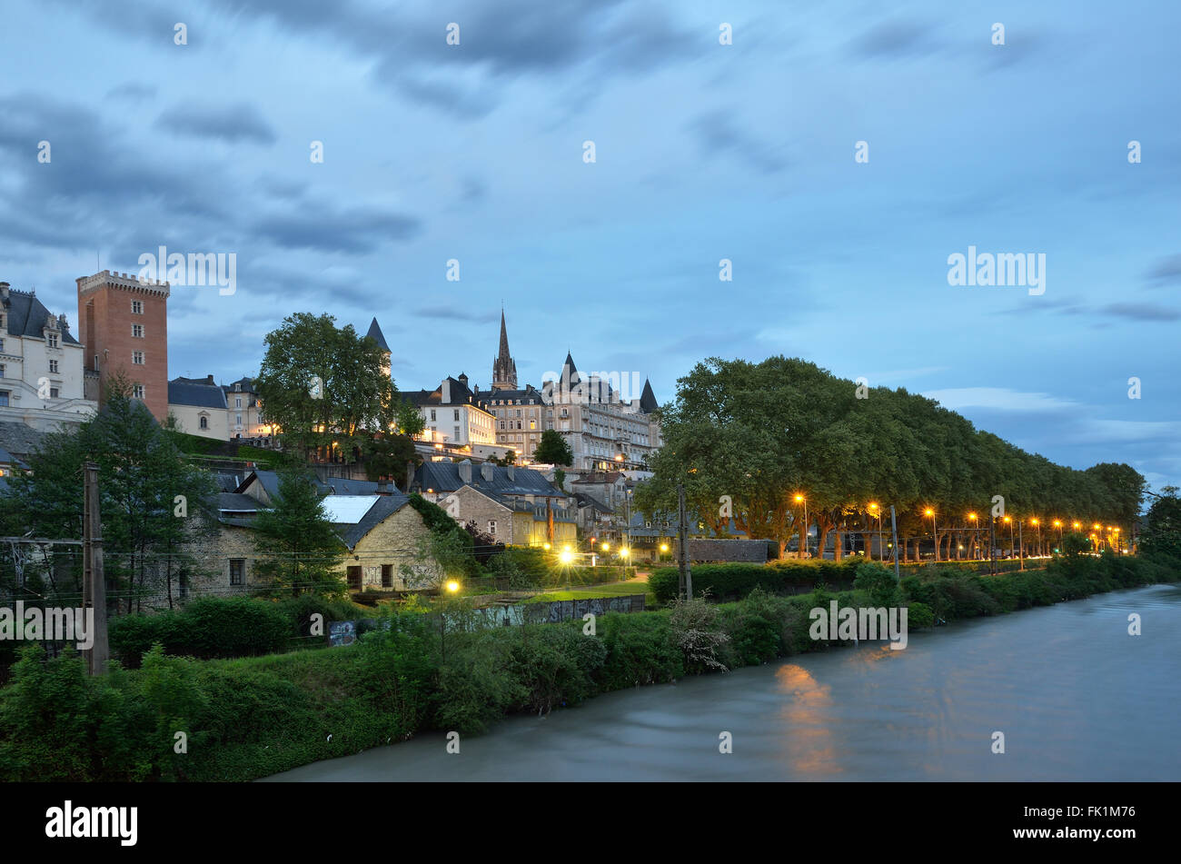 La ciudad francesa de Pau al atardecer Foto de stock