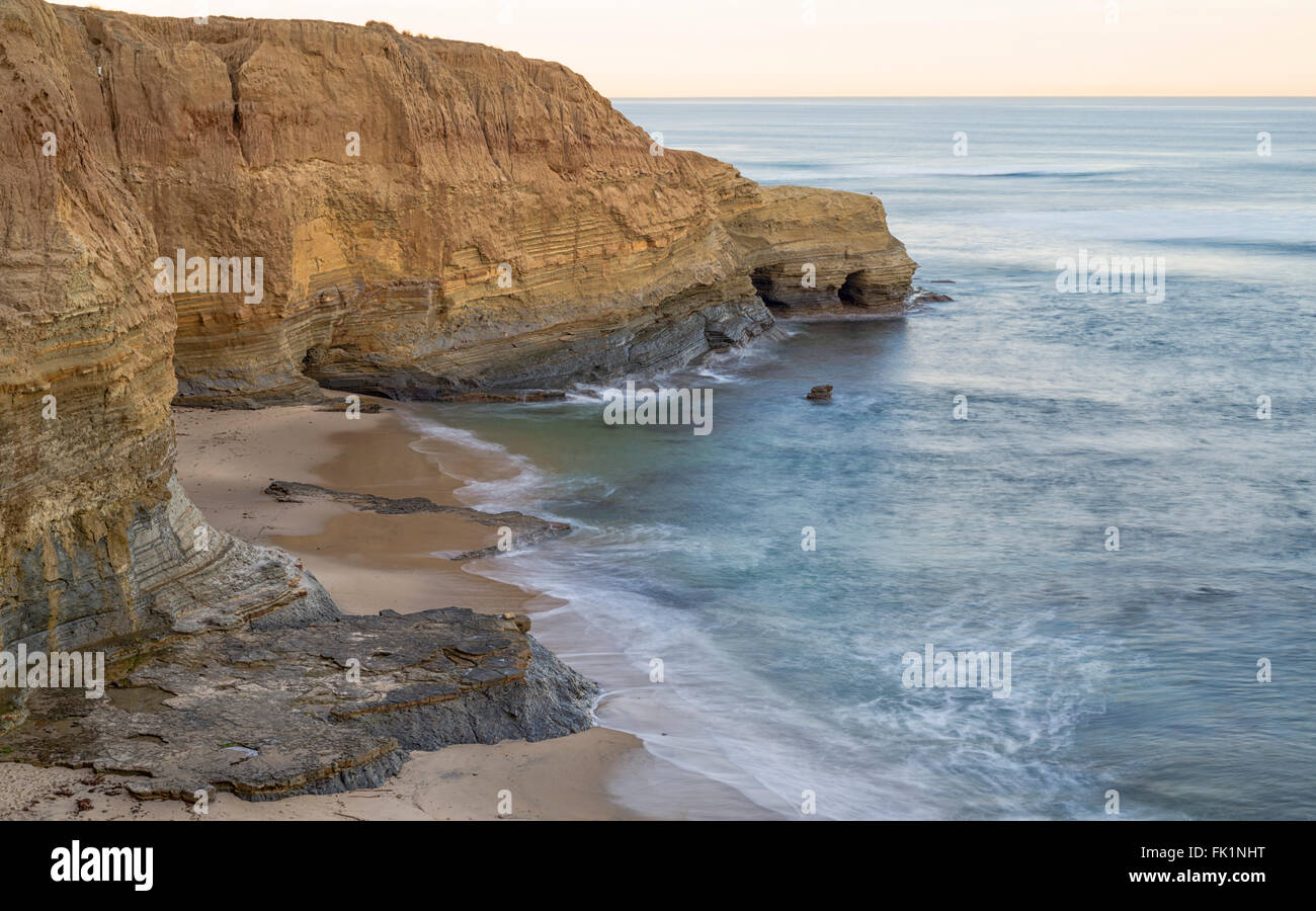 Costas, acantilados, mar, playa, olas. San Diego, California, USA. Foto de stock