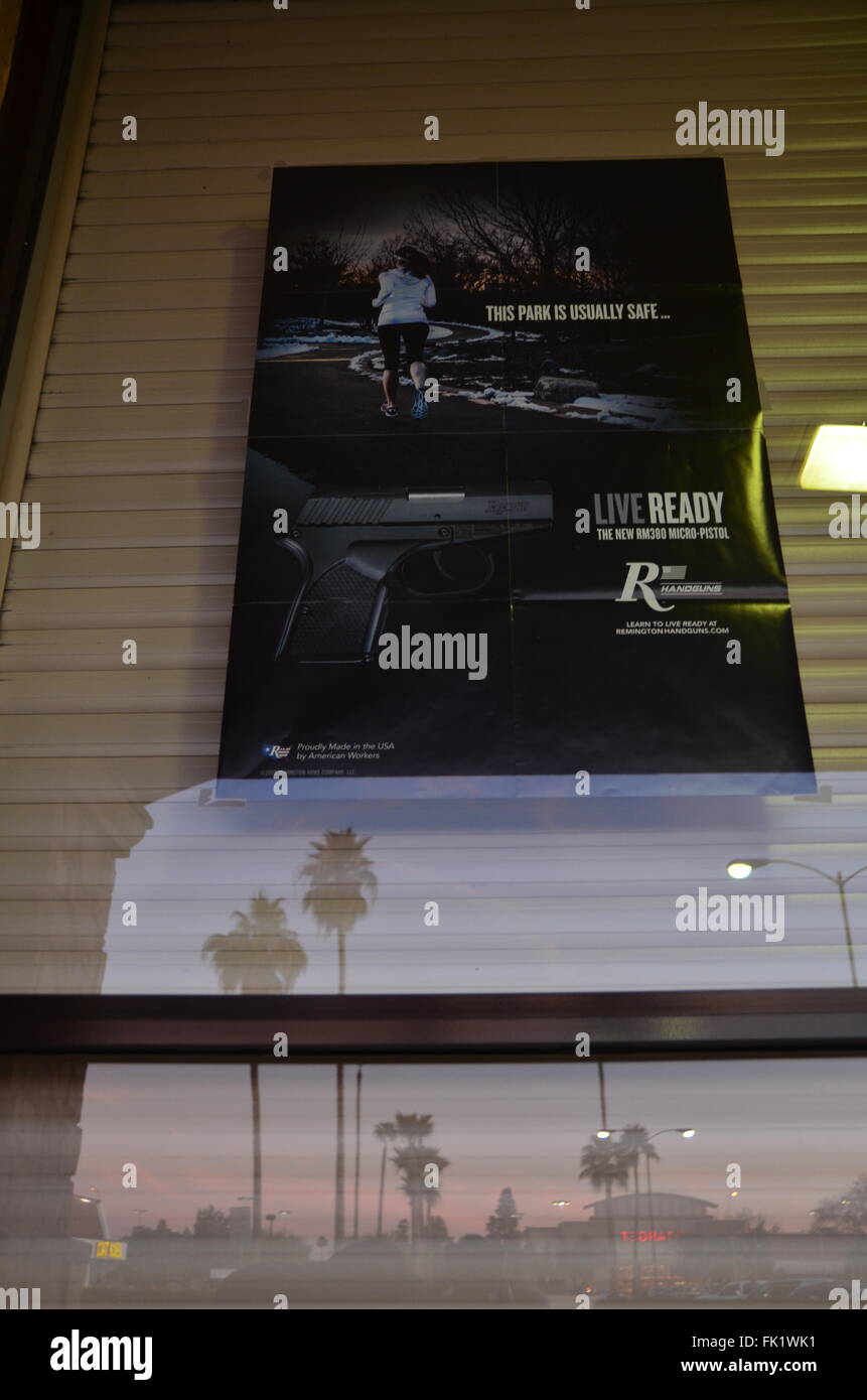 Cartel de la tienda de armas fotografías e imágenes de alta resolución -  Alamy
