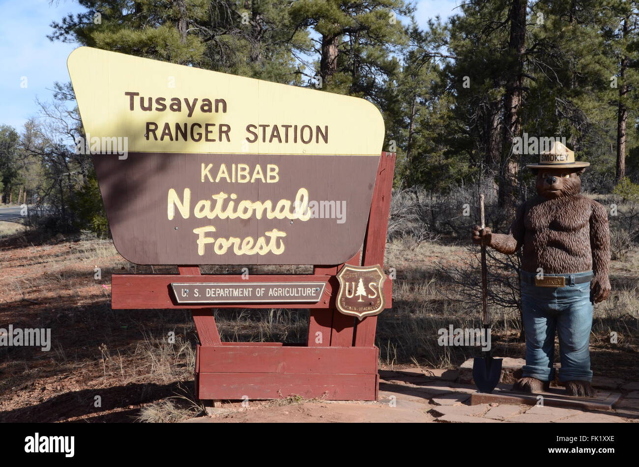 Bosque Nacional Kaibab tusayan estación de guardaparques con el oso smokey en jeans Foto de stock