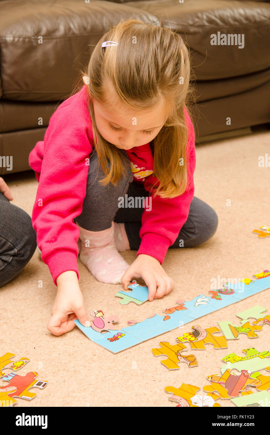 3-year-old girl aprender a hacer rompecabezas Fotografía de stock - Alamy