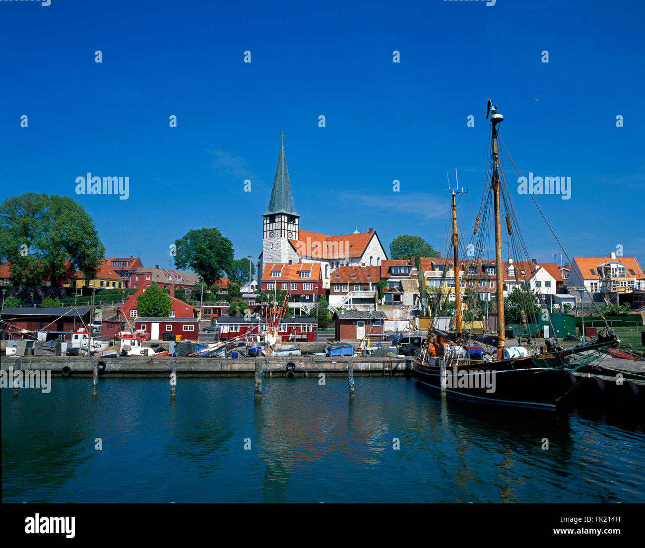 Antiguo puerto pesquero y San Nikolas, Roenne, la isla de Bornholm, Dinamarca, Escandinavia, Europa Foto de stock