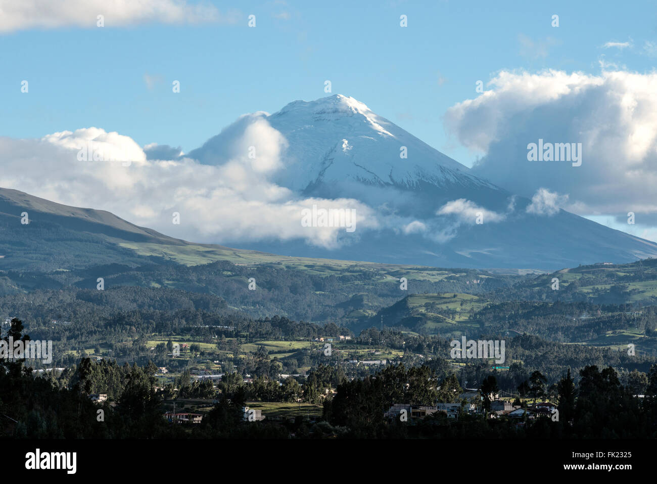 Valle de Los Chillos y el volcán Cotopaxi, Ecuador Fotografía de stock -  Alamy
