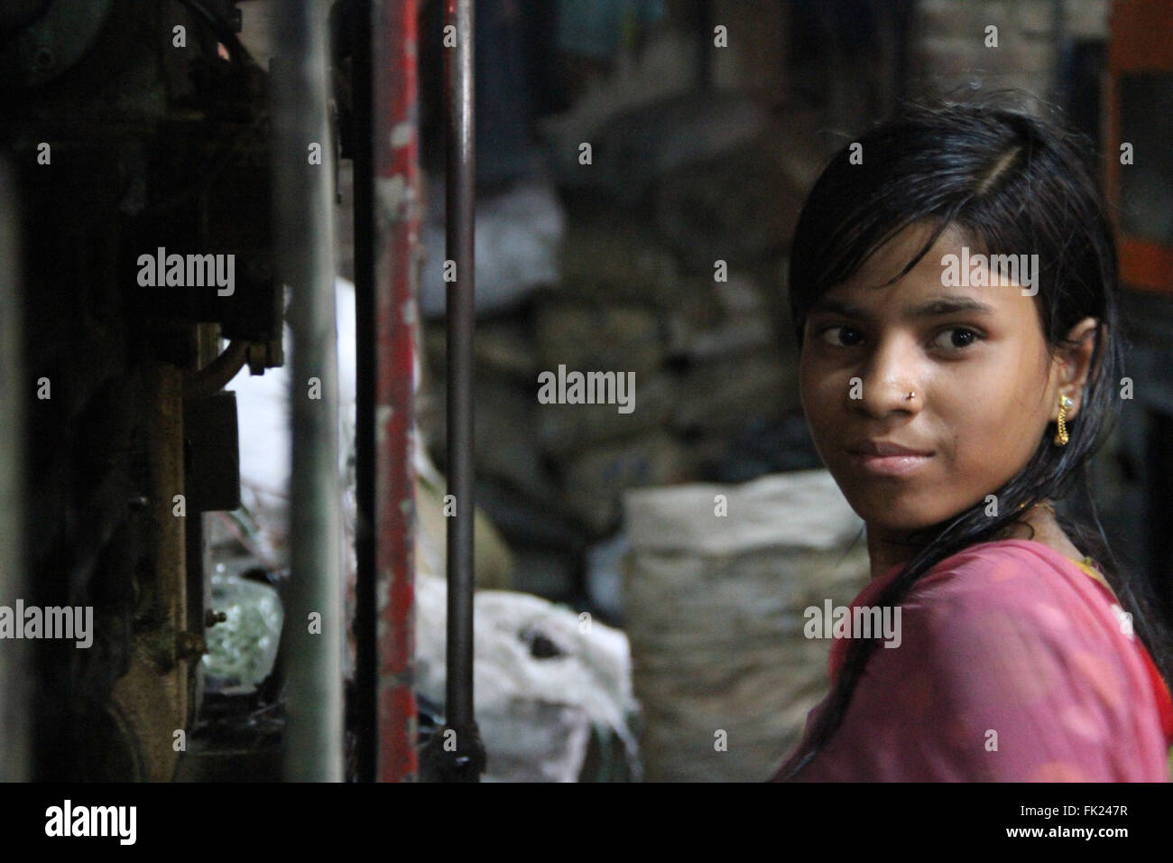 Dhaka, Bangladesh. 5 de marzo de 2016. Una niña de Bangladesh está trabajando en una fábrica de plástico re-ciclo en Lalbag en Dhaka, Bangladesh el 5 de marzo, 2016. Miles de mujeres que trabajaban muchas fábricas en condición de riesgo en la capital de Bangladesh y llevando vida incierta. Crédito: Rehman Asad/Alamy Live News Foto de stock