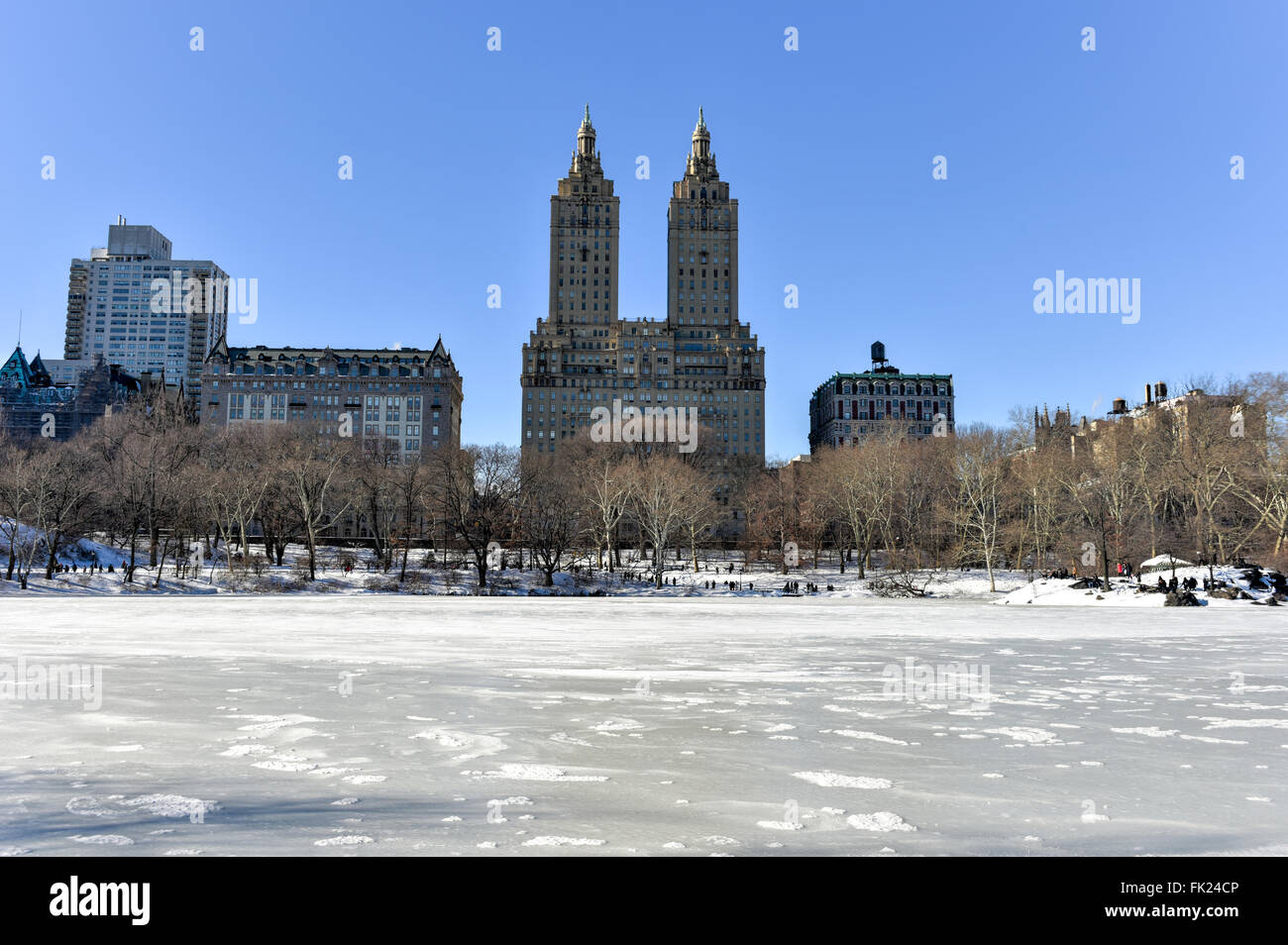 Vista de los edificios de apartamentos San Remo a lo largo de Central Park West desde el parque en la Ciudad de Nueva York. Foto de stock