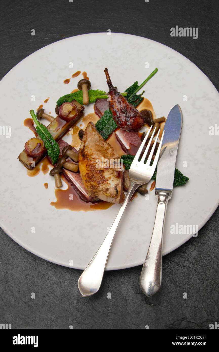 Reg asada perdiz patas,patatas y fig terrina, chucrut y salchichas de kohirabi morteau.Una cocina alimentos alimentarios del Reino Unido Foto de stock