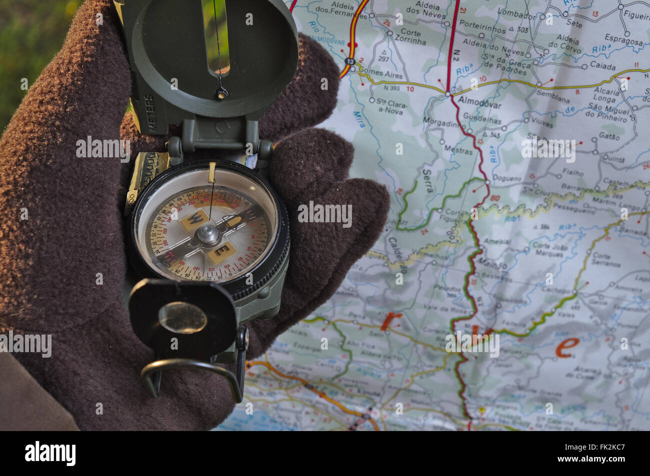 Cierre De Una Brújula Militar En Un Mapa De Rusia. Determinar La Dirección  De La Brújula Foto de archivo - Imagen de herramienta, objeto: 202431436