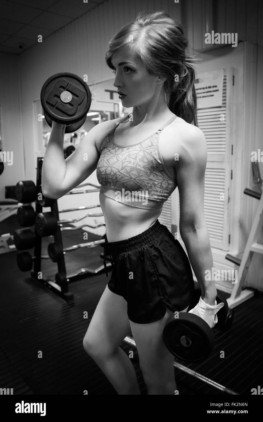 Hermosa Joven Modelo Fitness Femenino Haciendo Flexiones De Brazos Bíceps Fotografía De Stock