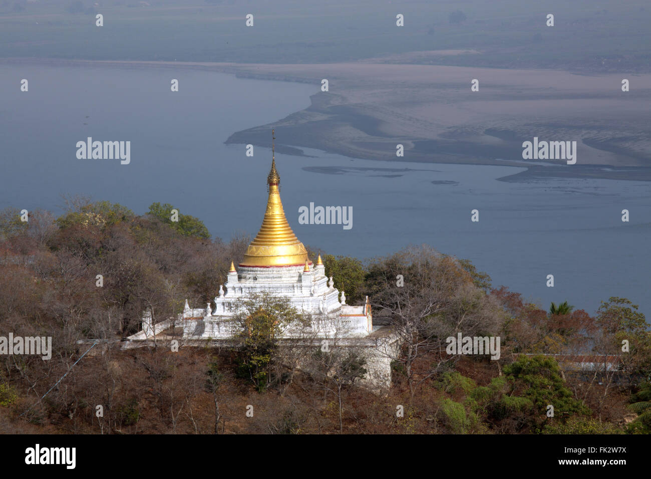 En Asia, el sudeste de Asia, Myanmar, Mawlamyine, vista sobre el Thanlwin) río Salween (con una pagoda (paya) en primer plano Foto de stock