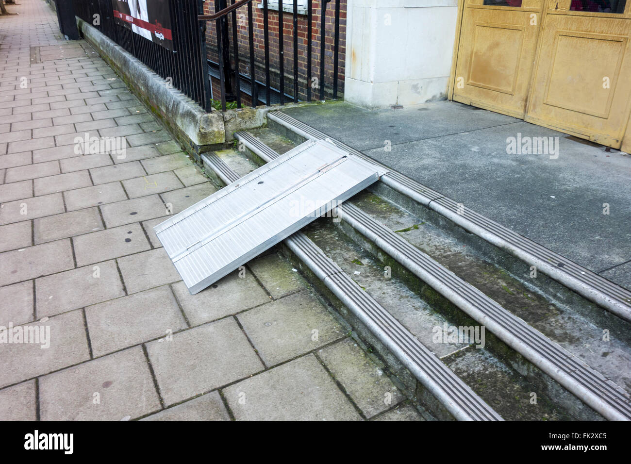 Rampa accesible fuera de Seymour Leisure Centre, Londres, Reino Unido. Foto de stock
