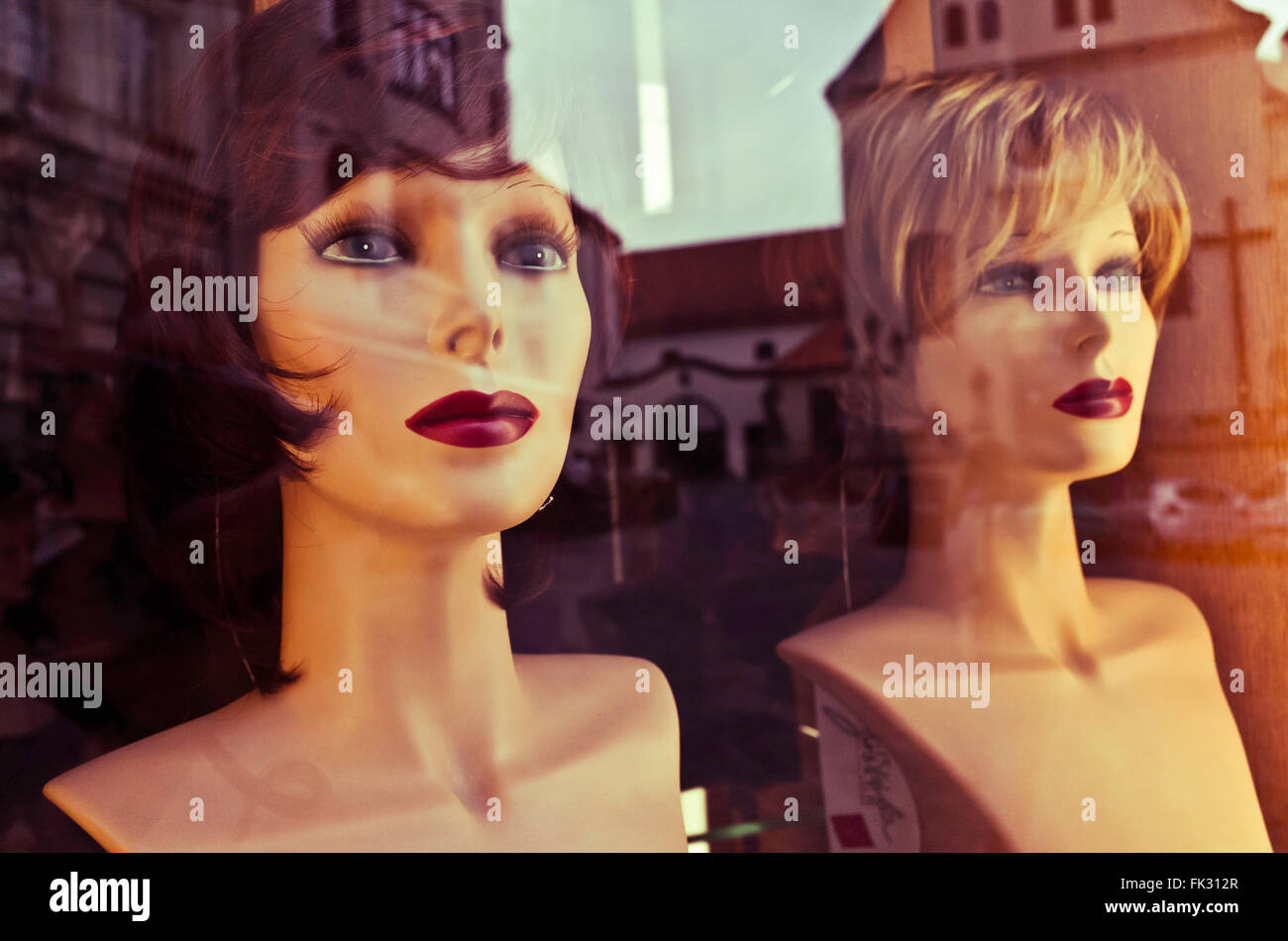 Maniquíes cabezas en una vitrina de una tienda Foto de stock