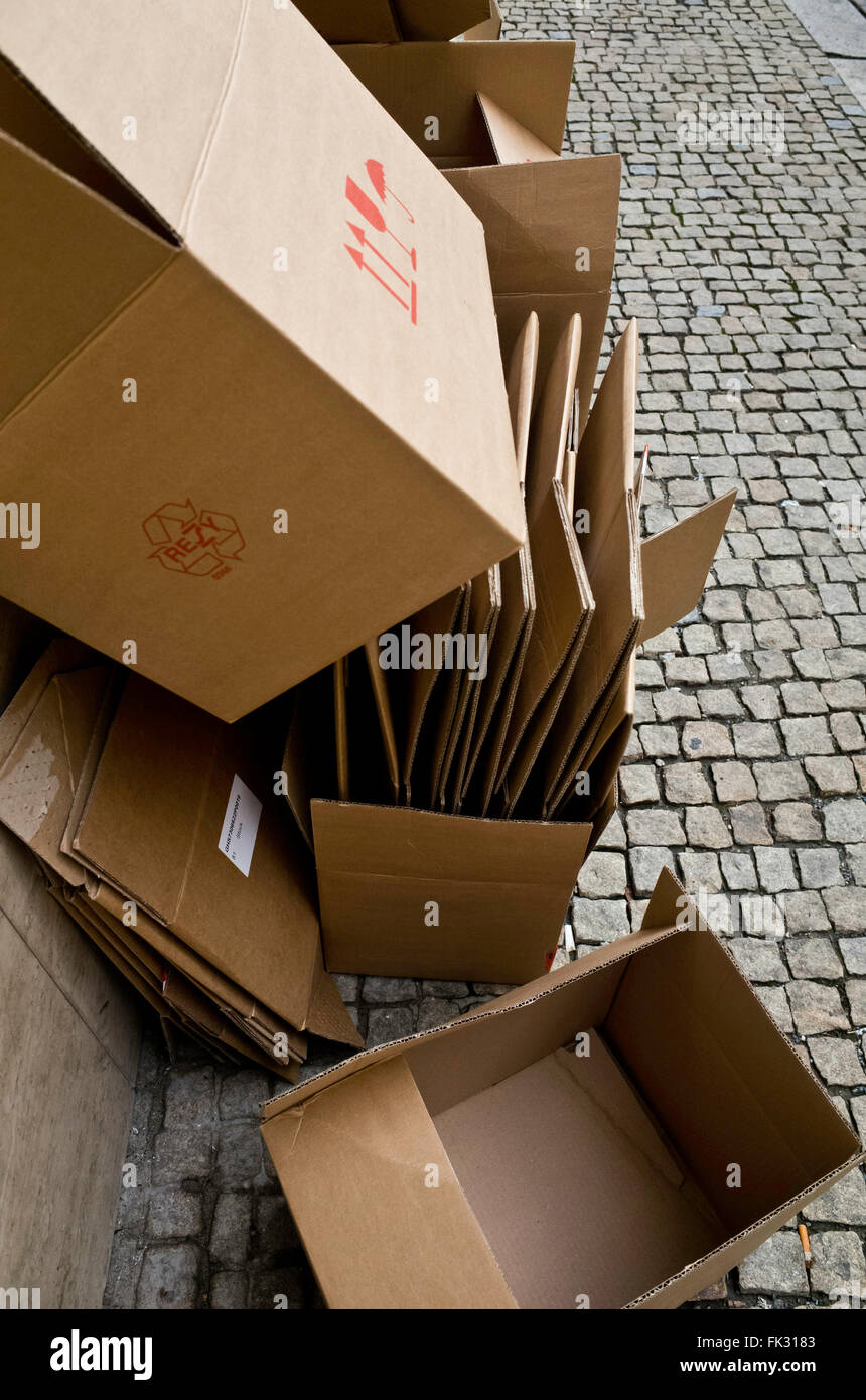 Cajas de cartón abandonadas en la calle Fotografía de stock - Alamy