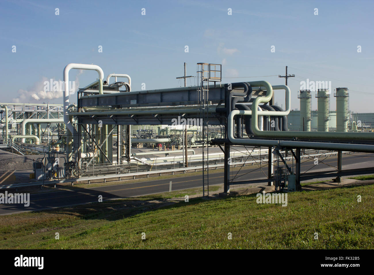 Tubos industriales y equipos en una planta de gas y petróleo en el sur de  Luisiana, Estados Unidos Fotografía de stock - Alamy