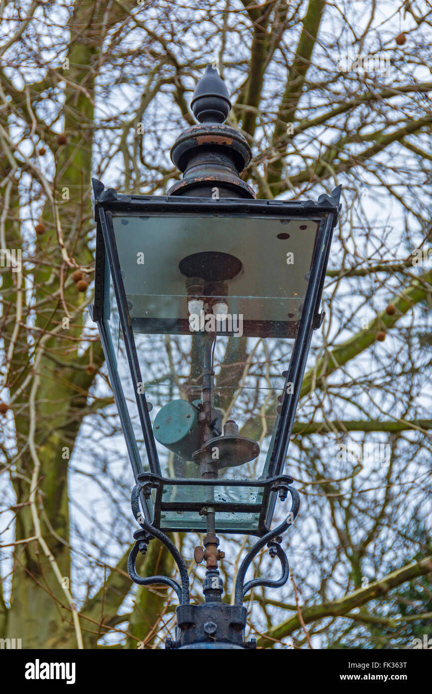 Lámpara de la calle gas aún en funcionamiento en carretera Lenton, Parque Estate, Nottingham, Inglaterra, Reino Unido. Foto de stock