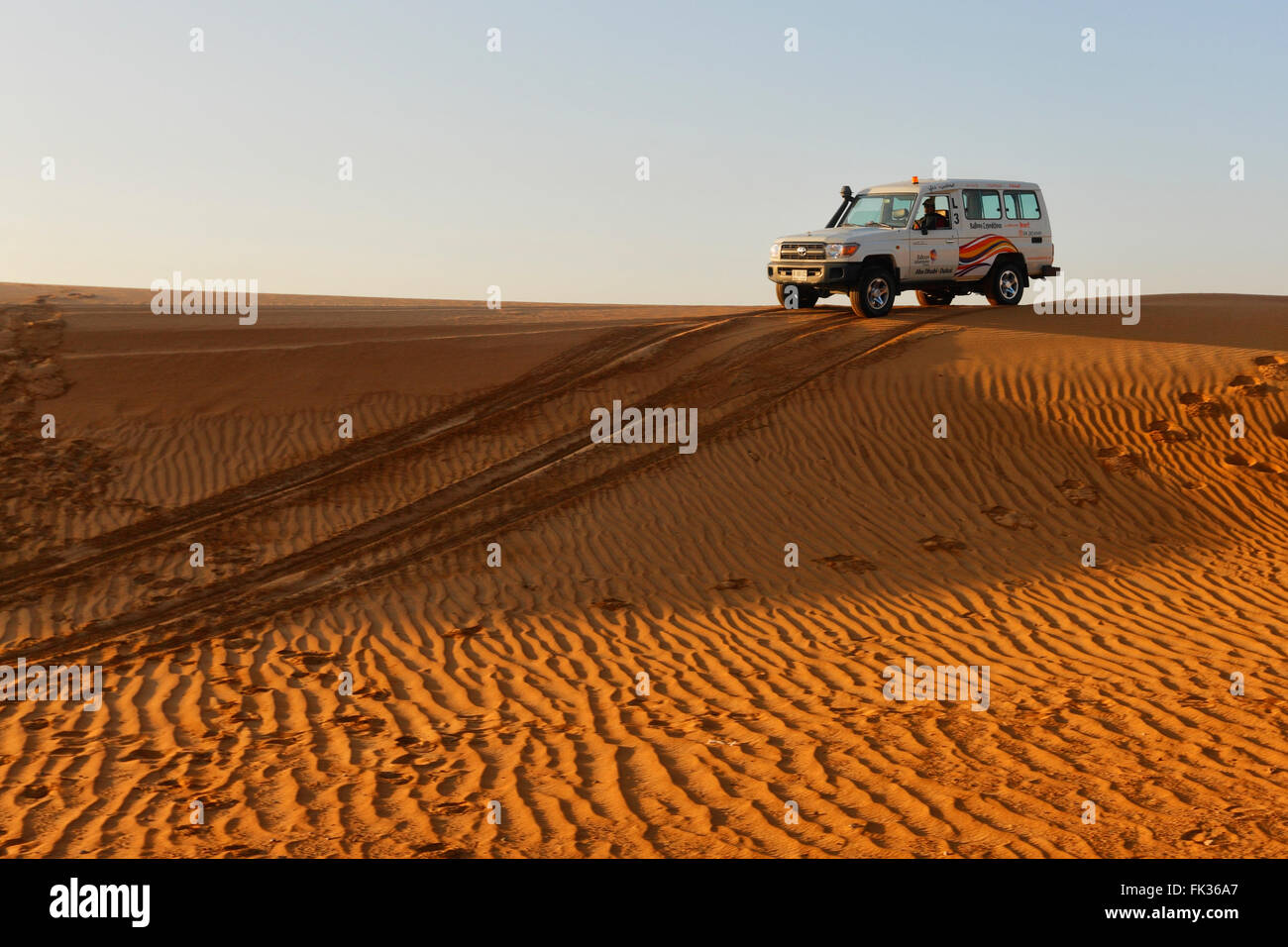 Jeep Safari por el desierto conduciendo sobre una duna de arena, Dubai, Emiratos Árabes Unidos. Foto de stock