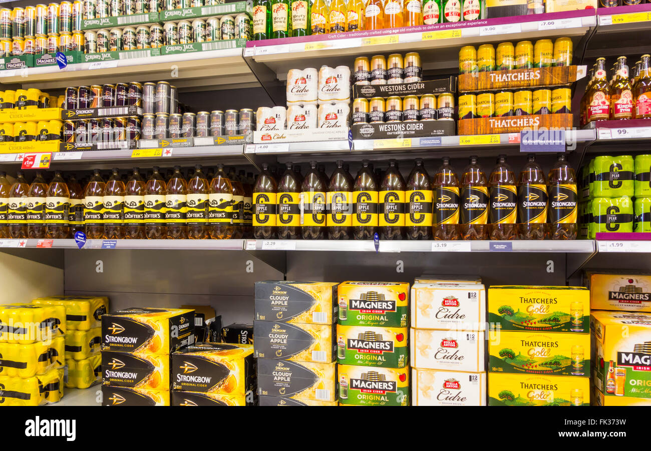 Visualización de la sidra en el supermercado Tesco. UK Foto de stock