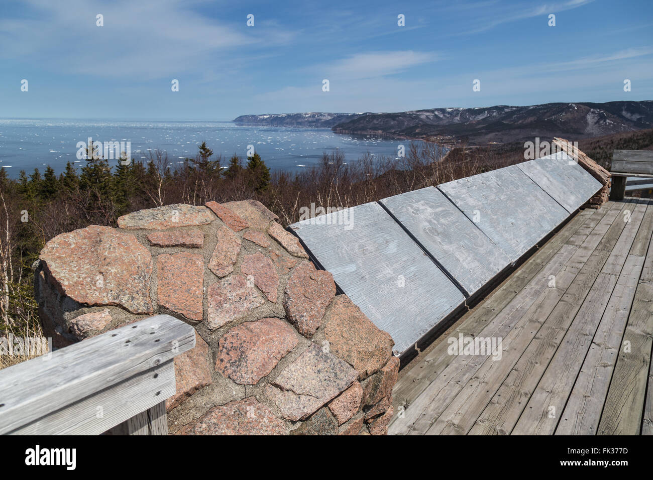 Plataforma de visualización de madera con vistas al océano Atlántico en la primavera en el Cabot Trail de Nova Scotia, en la costa oriental de Canadá. Pedazos de Foto de stock