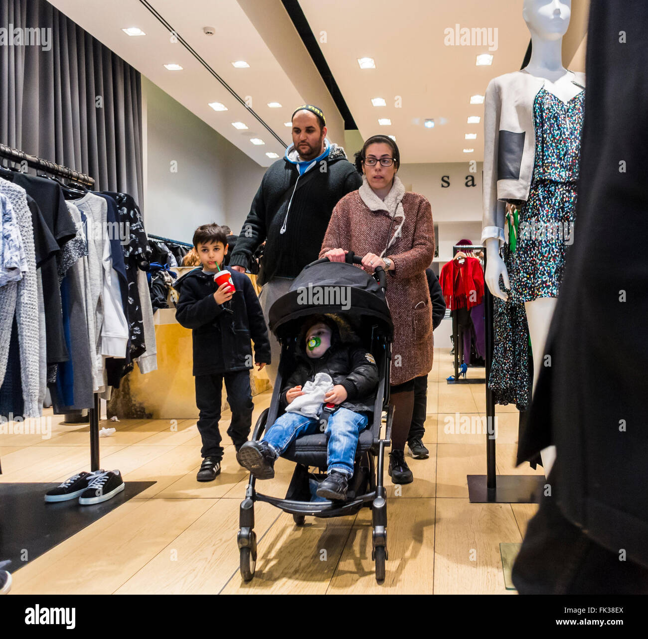 París, Francia, la familia judía ortodoxa de compras, La Vallée Village,  Descuento ropa Mall, Marne-la-Vallée, Sandro Store Fotografía de stock -  Alamy