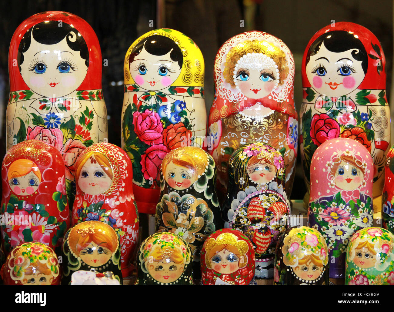 Juguetes Muñecas matrioska rusa en la fila como fondo Fotografía de stock -  Alamy