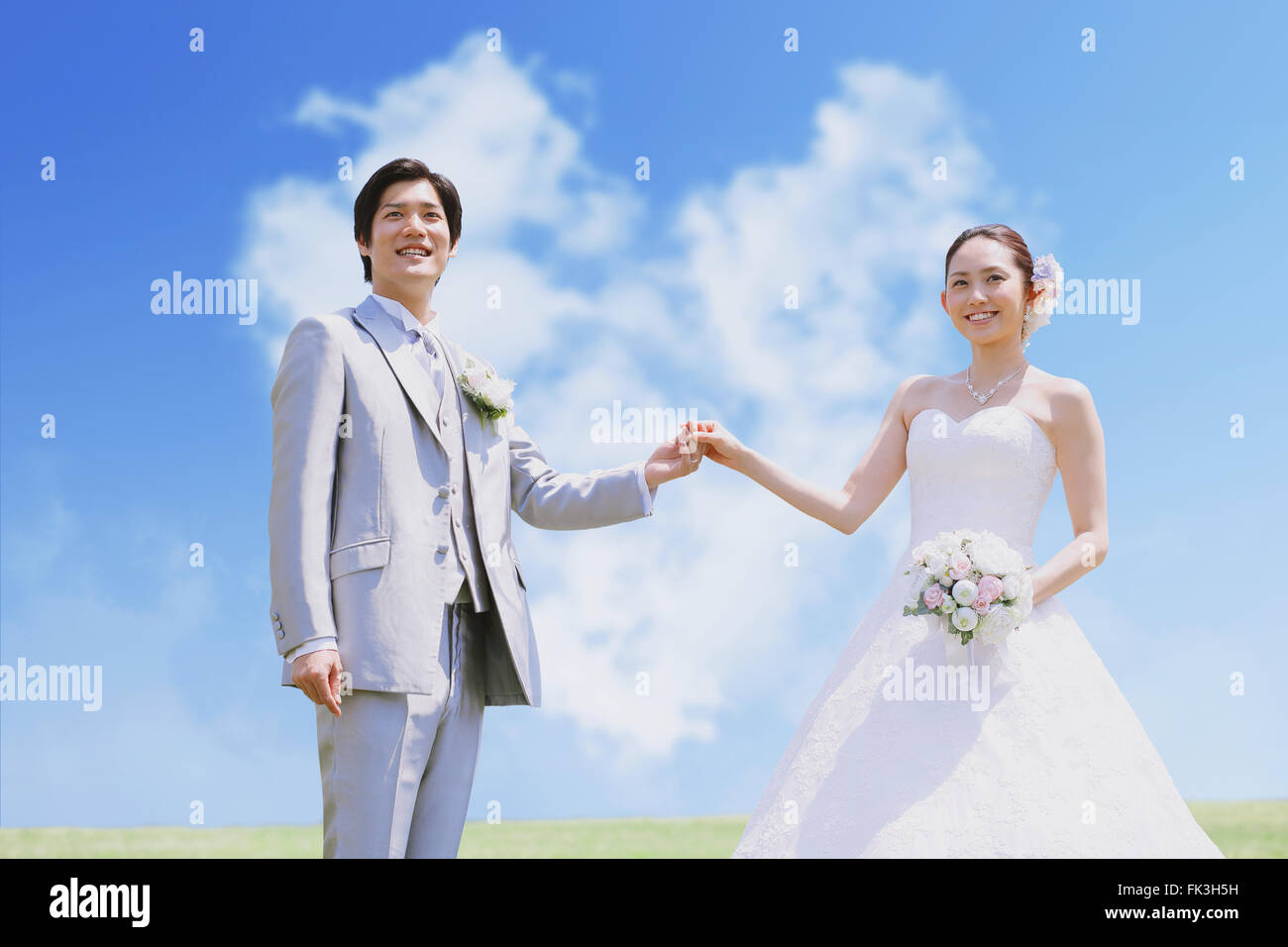 La novia y el novio japonés en un parque de la ciudad Foto de stock