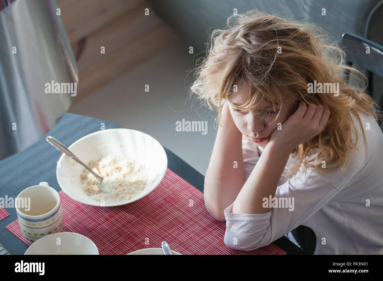 Rubia caucásica sleepy girl tiene un desayuno Foto de stock