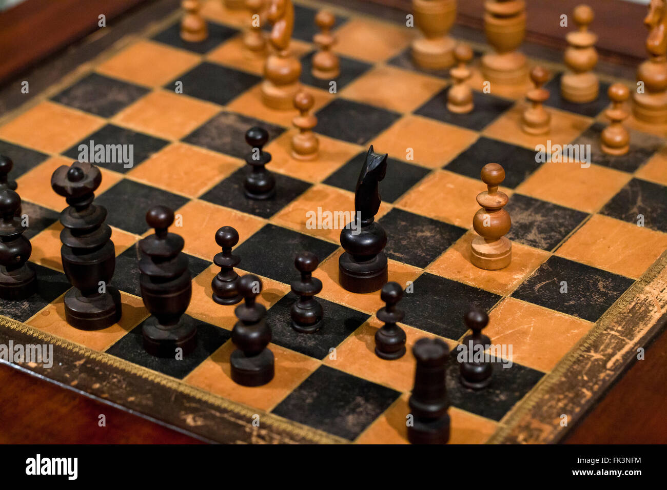 Tablero de ajedrez de madera hecho a mano fotografías e imágenes de alta  resolución - Alamy