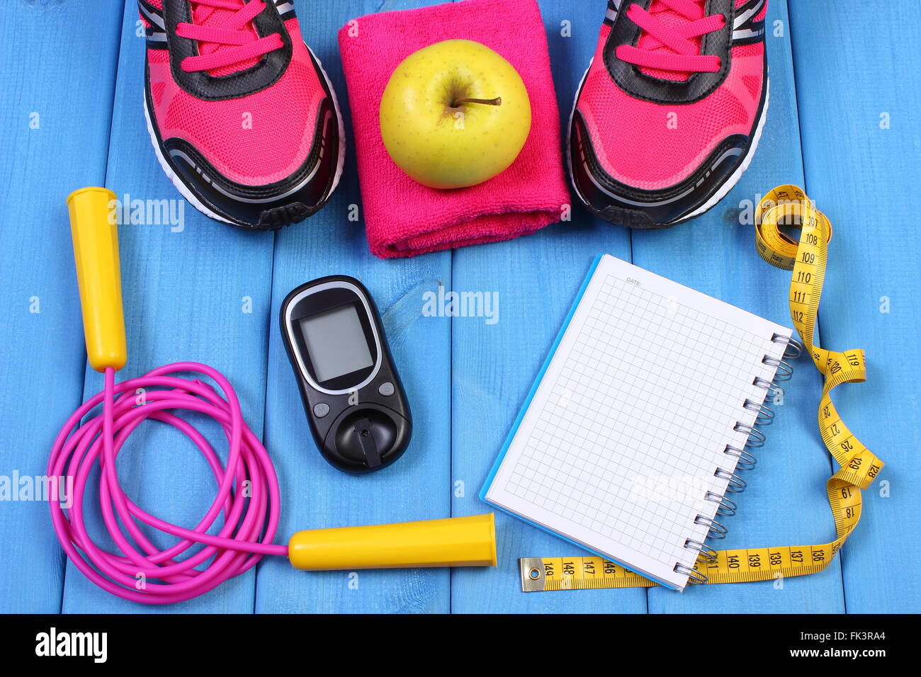 Medidor de glucosa, calzado deportivo, Apple y accesorios para gimnasio,  diabetes, un estilo de vida sano y activo, copia espacio para el texto  Fotografía de stock - Alamy