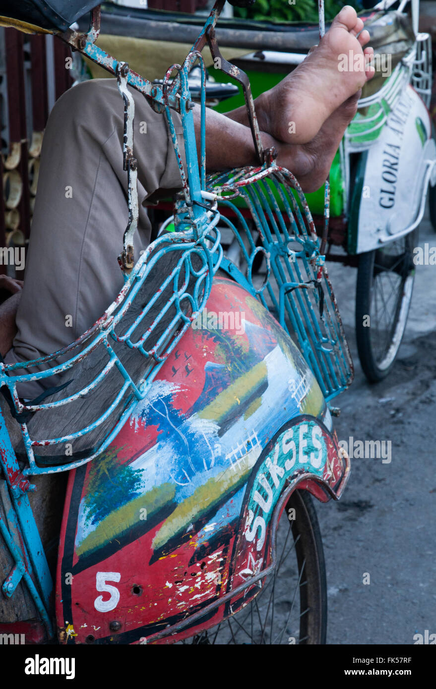 Java. Piernas en calesa de Yogyakarta. Foto de stock