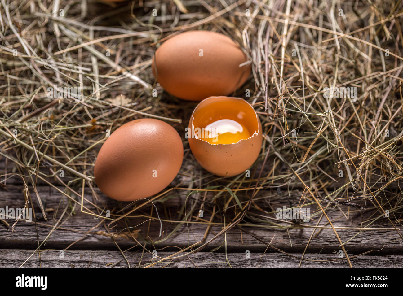 Los huevos de gallina marrón sobre fondo de estilo rústico Foto de stock