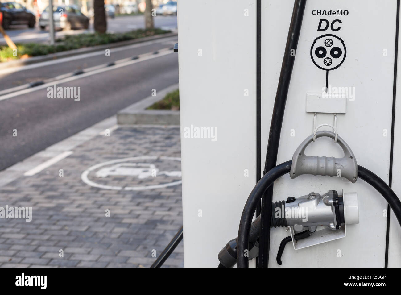 La máquina de carga de coches eléctricos, Avinguda Diagonal, Barcelona. Foto de stock