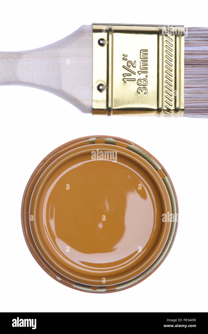 Vista superior de la lata de pintura marrón con cepillo aislado sobre fondo blanco. Foto de stock