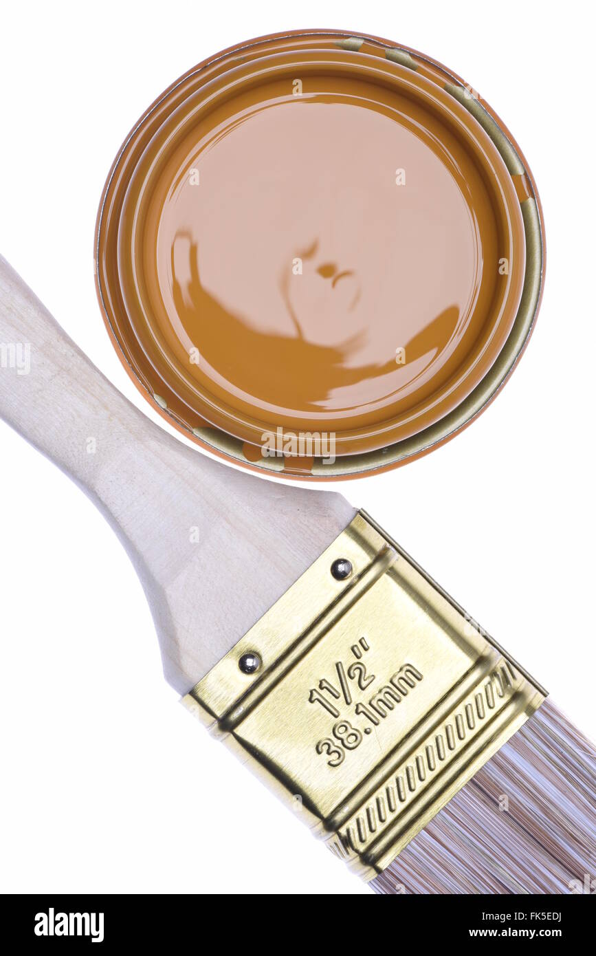 Vista superior de la lata de pintura marrón con cepillo aislado sobre fondo blanco. Foto de stock