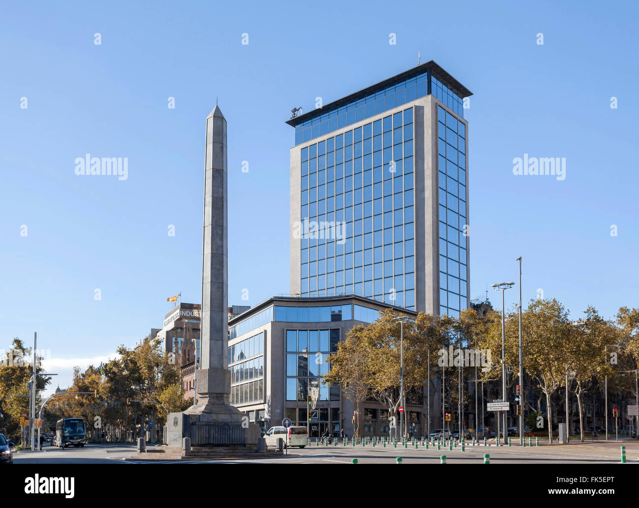 Edificio Europa- Deutsche Bank y el obelisco. La Avenida Diagonal y el Paseo de Gràcia. Barcelona. Foto de stock