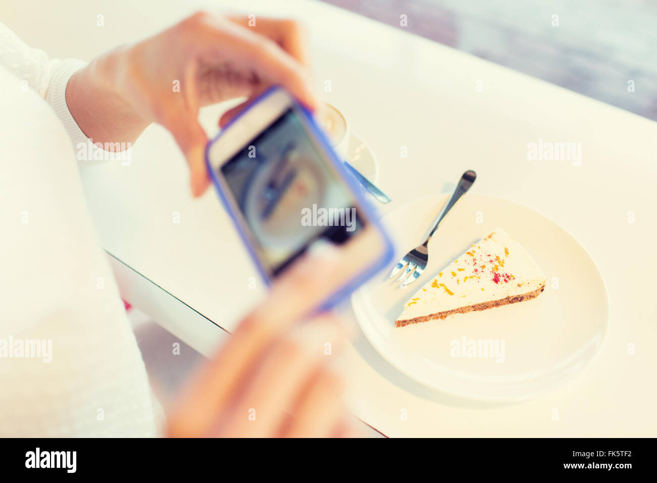 Mujer de manos con smartphone tomar alimentos imagen Foto de stock