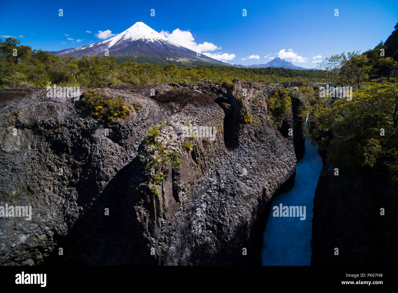 Saltos del Petrohué y el volcán Osorno, Parque Nacional Vicente Pérez Rosales, Región de Los Lagos, Chile, Sudamérica Foto de stock