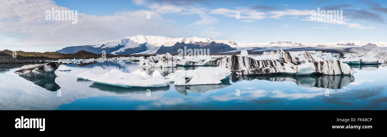 La Laguna glaciar Jokulsarlon, un lago glacial lleno de icebergs en el sureste de Islandia, Islandia, las regiones polares Foto de stock