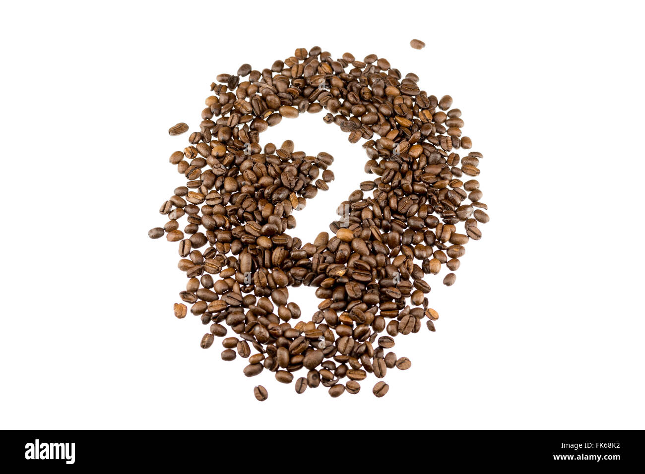 Un signo de interrogación en granos de café sobre un fondo blanco. Foto de stock
