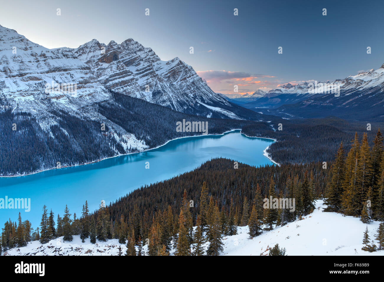 Al atardecer el Lago Peyto, Banff National Park, Sitio del Patrimonio Mundial de la UNESCO, Montañas Rocosas, Alberta, Canadá, Norteamérica Foto de stock