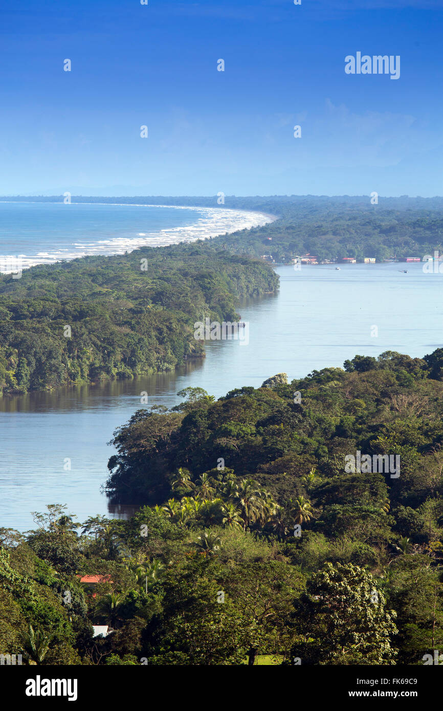 Vista de la selva, playa y ríos en el Parque Nacional de Tortuguero, Limón, Costa Rica, Centroamérica Foto de stock