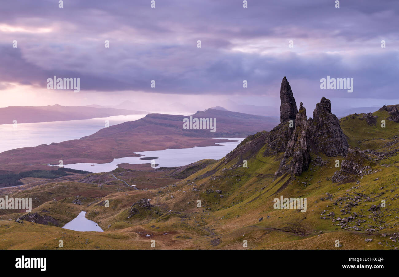 Amanecer atmosférica sobre el antiguo hombre de Storr en la Isla de Skye, Inner Hebrides, Escocia, Reino Unido, Europa Foto de stock